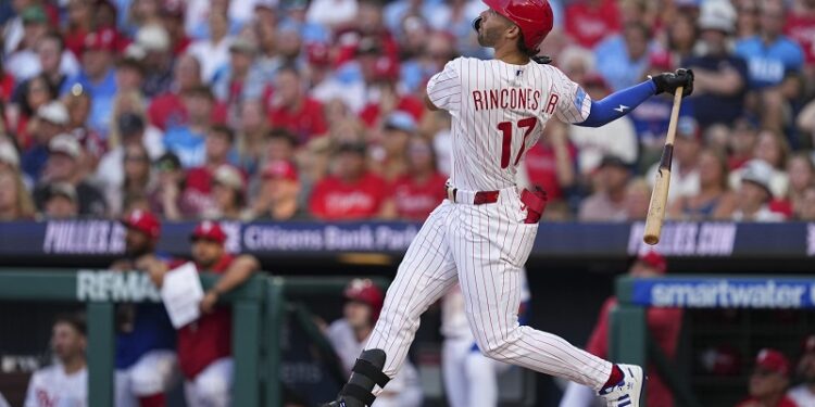 ¿1er hit? ¡1er jonrón! Rincones Jr. la bota en su debut en Citizens Bank Park
