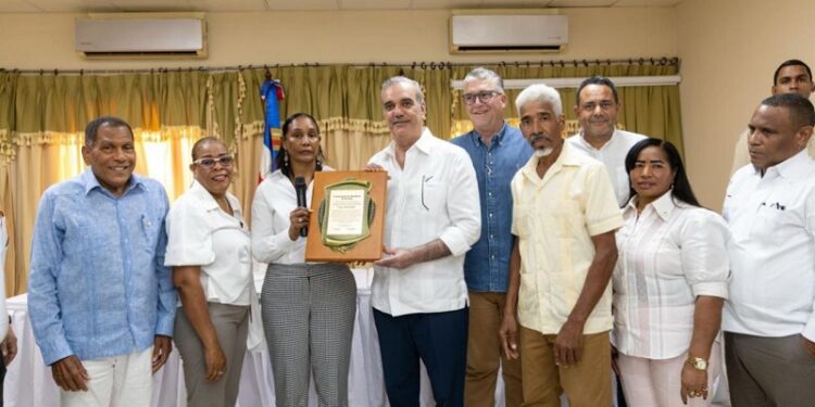 Asociación de Ganaderos de Duvergé reconoce al presidente Abinader