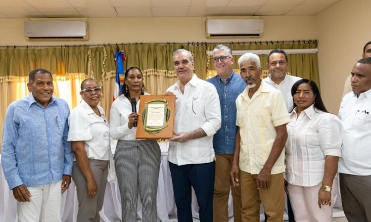 Asociación de Ganaderos de Duvergé reconoce al presidente Abinader