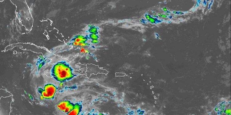 Vaguada y onda tropical generarán aguaceros con tronadas y ráfagas de viento esta tarde