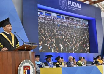 Leonardo Aguilera exhorta a graduados de la PUCMM a ser visionarios y valorar la ética