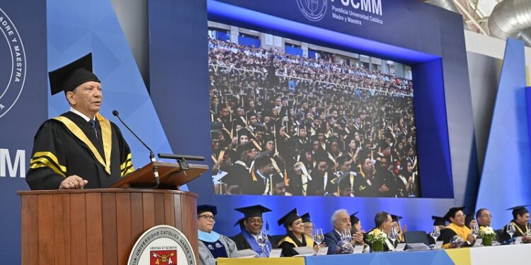 Leonardo Aguilera exhorta a graduados de la PUCMM a ser visionarios y valorar la ética