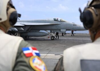 Ministro de Defensa y funcionarios dominicanos visitan el portaaviones USS Nimitz