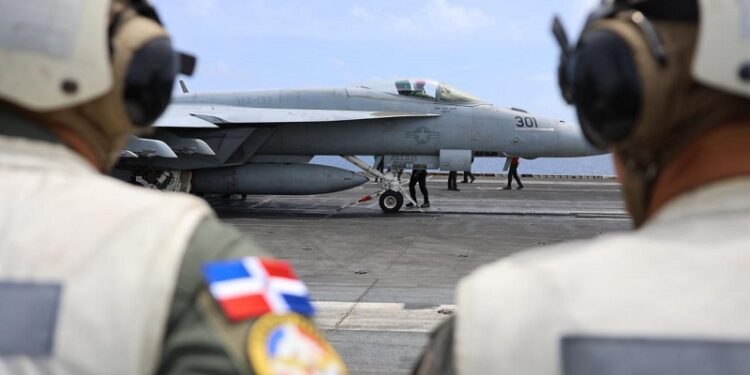 Ministro de Defensa y funcionarios dominicanos visitan el portaaviones USS Nimitz