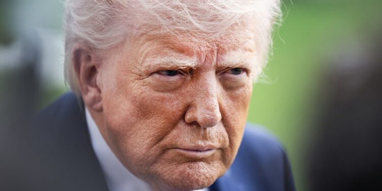 Trump anuncia que EE.UU. golpeará «duramente» a Irán esta noche