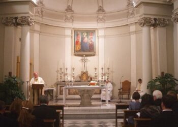 Culto Divino: En ningún caso, un laico puede pronunciar la homilía