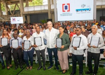 Abinader entrega 1.099 títulos de propiedad a residentes de Villa Linda, Palmarejo y Pantoja