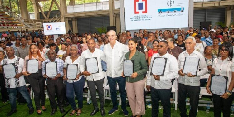 Abinader entrega 1.099 títulos de propiedad a residentes de Villa Linda, Palmarejo y Pantoja