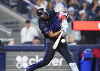 Guerrero Jr. fuera del lineup de Azulejos por rigidez en la espalda