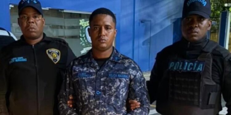 Policía entrega a la justicia al agente involucrado en la muerte de joven en Herrera