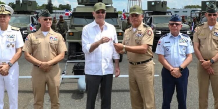 Presidente Abinader entrega vehículos para fortalecer las capacidades de las Fuerzas Armadas