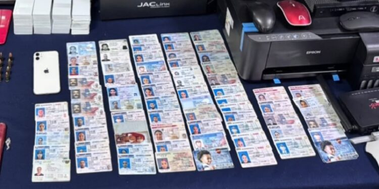 Desmantelan presunta red de falsificación de documentos durante allanamientos en Santiago