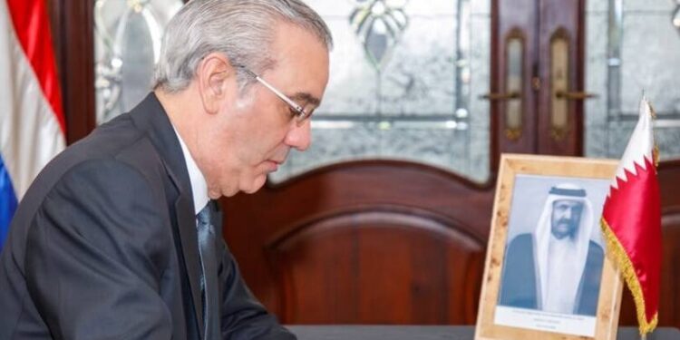 Abinader muestra sus condolencias por la muerte del exemir de Catar