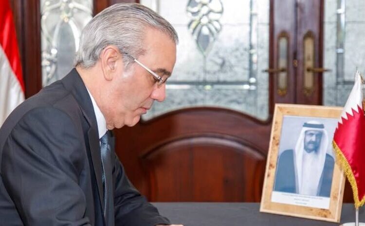 Abinader muestra sus condolencias por la muerte del exemir de Catar