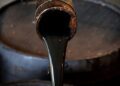 El petróleo de Texas baja a 72 dólares pese a los ataques cruzados entre EE.UU. e Irán