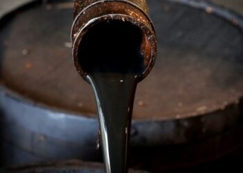 El petróleo de Texas baja a 72 dólares pese a los ataques cruzados entre EE.UU. e Irán