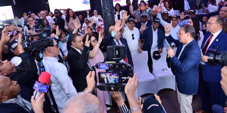 Abel Martínez juramenta equipo político en NY