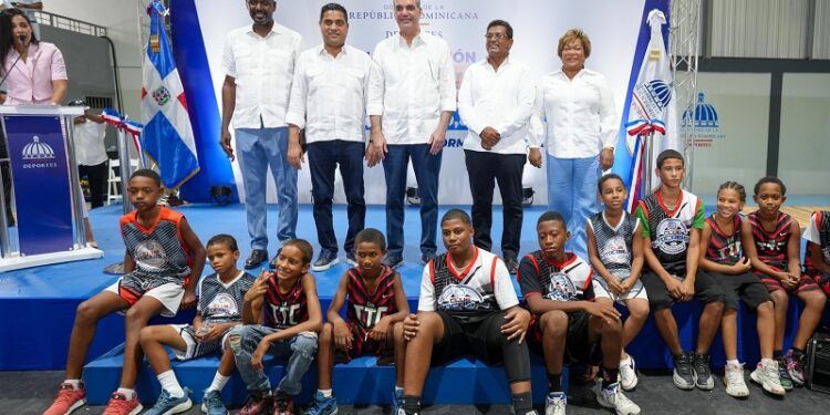 Presidente Abinader entrega el Club Deportivo Dante Lemoniel