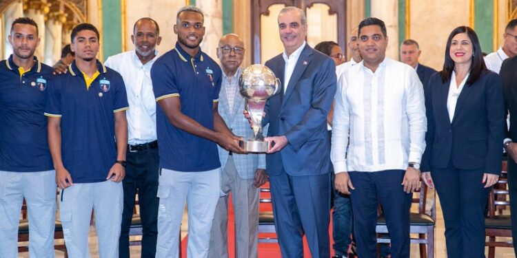 Presidente Abinader recibe al Salcedo Fútbol Club, tras conquistar campeonato nacional de la Liga Dominicana de Fútbol