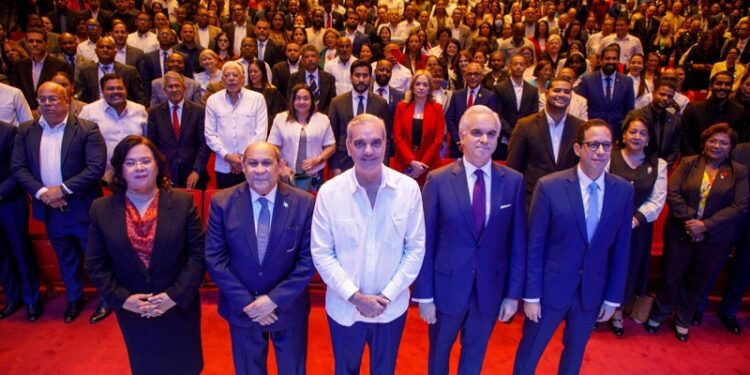 Presidente Abinader recibe informe de la Consulta Nacional sobre el Futuro de la Educación