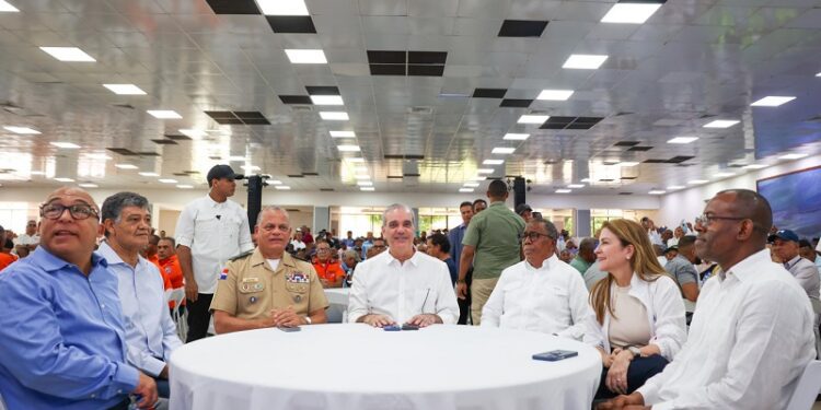 Abinader llama a los padres dominicanos a cuidar y proteger siempre a sus familias