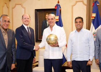 Presidente Abinader recibe a ejecutivos de la FIBA en el Palacio Nacional