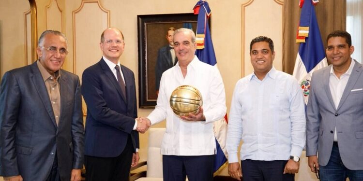 Presidente Abinader recibe a ejecutivos de la FIBA en el Palacio Nacional