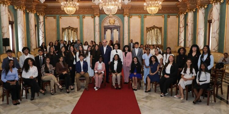 Presidente Abinader recibe a estudiantes de origen dominicano destacados en el extranjero
