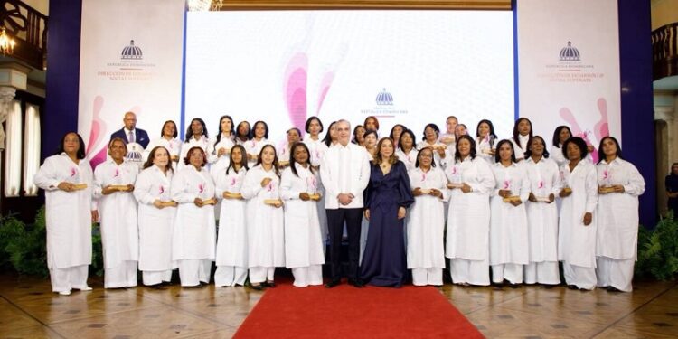 Presidente Abinader encabeza sexta edición del premio Supérate Mujer