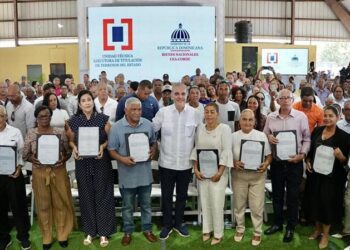 Presidente Abinader entrega 400 certificados de títulos de propiedad en Pepillo Salcedo