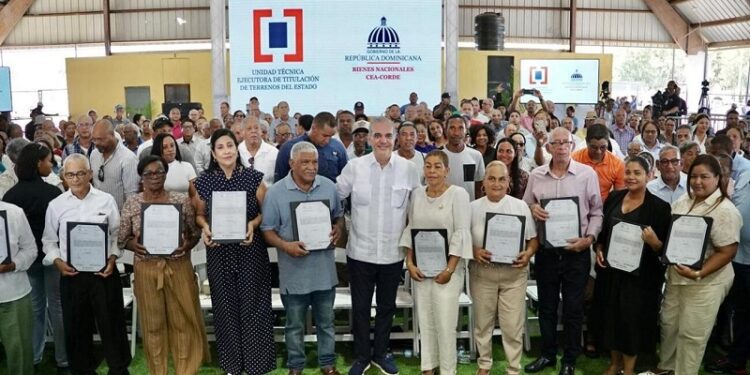 Presidente Abinader entrega 400 certificados de títulos de propiedad en Pepillo Salcedo