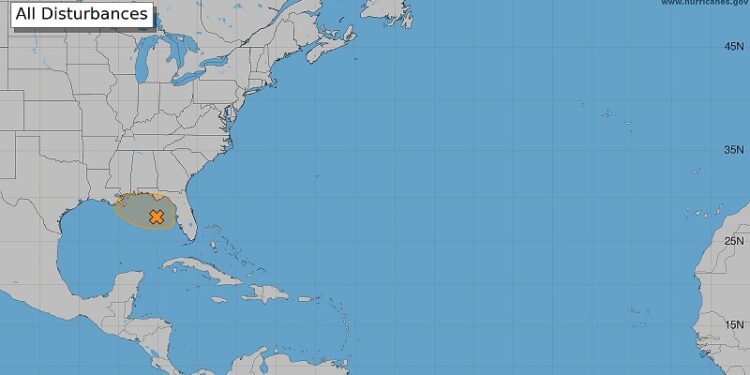 Caluroso y brumoso por polvo del Sahara, escasas lluvias