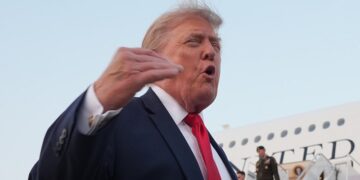 Trump: Golpeamos muy fuerte a Irán esta noche para honrar a los tres patriotas caídos