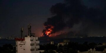 Arabia Saudita lanza ataques aéreos contra una ciudad portuaria de Yemen