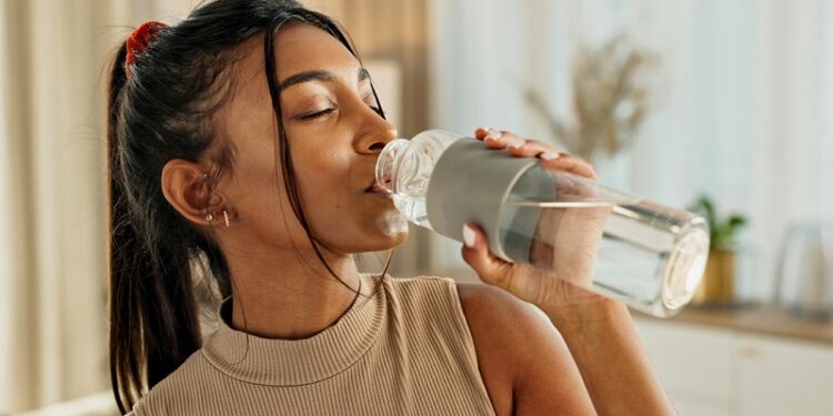 ¿Qué pasa con tu presión arterial cuando empiezas a beber más agua?