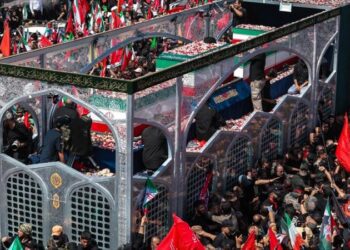 Concluye funeral del Líder mártir en Teherán; trasladan féretro a Qom