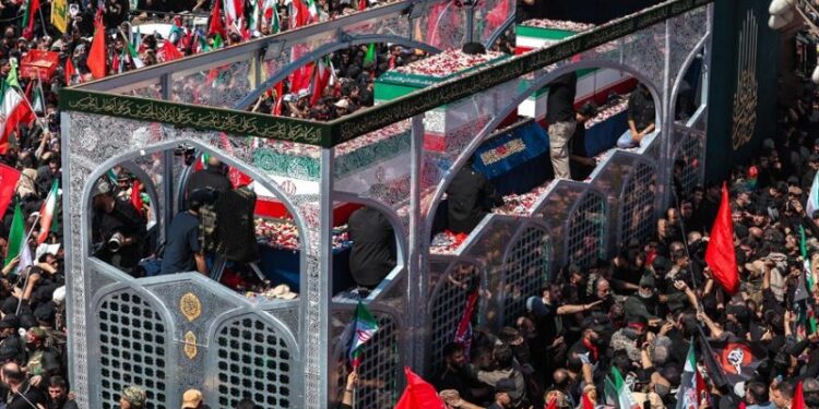 Concluye funeral del Líder mártir en Teherán; trasladan féretro a Qom