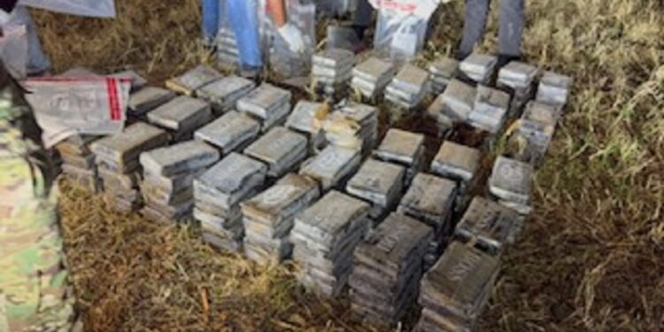 DNCD ocupa 237 paquetes de cocaína y arresta a tres hombres