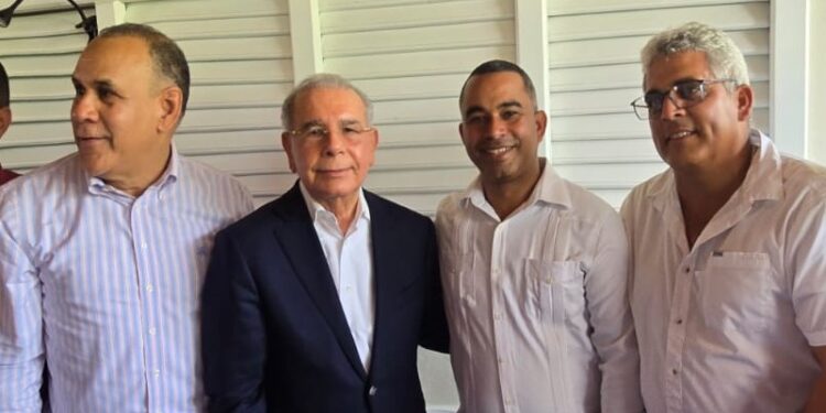Danilo Medina encabeza encuentro de trabajo con la dirección del PLD en la provincia Hermanas Mirabal