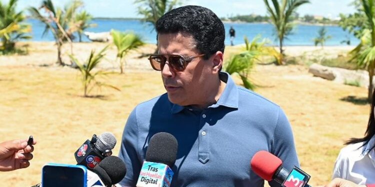 David Collado supervisa intervención playa El Faro de San Pedro Macorís