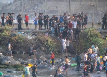 Muertos, Ejército desplegado y persecuciones: caos por entrada descontrolada de migrantes a España