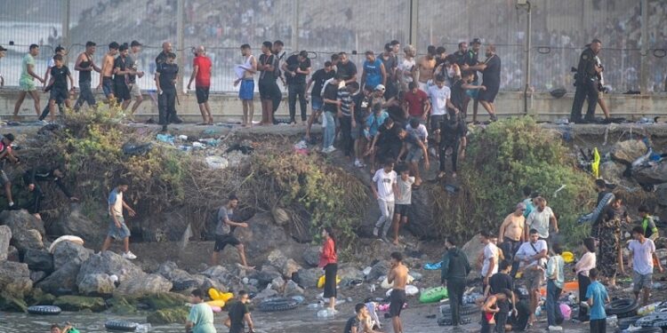 Muertos, Ejército desplegado y persecuciones: caos por entrada descontrolada de migrantes a España