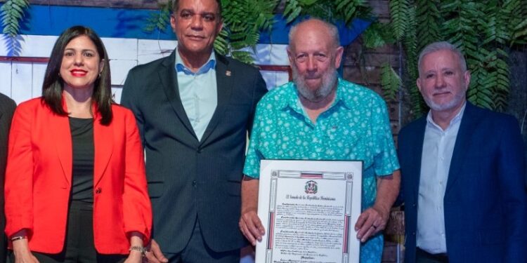 Entregan reconocimiento a Freddy Ginebra por su aporte a la cultura dominicana