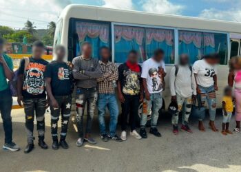 Someterán a la justicia a chofer y cobrador por tráfico de 11 haitianos indocumentados