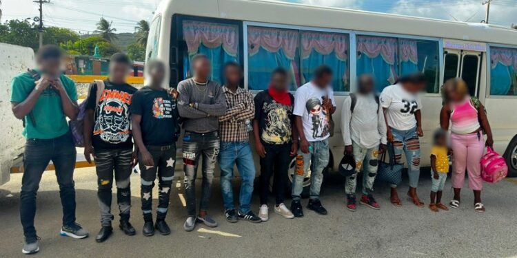 Someterán a la justicia a chofer y cobrador por tráfico de 11 haitianos indocumentados