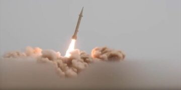 CGRI de Irán asesta duros golpes a EEUU con ataque simultáneo en 3 fases