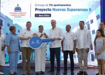 Presidente Abinader entrega 112 apartamentos en Boca Chica