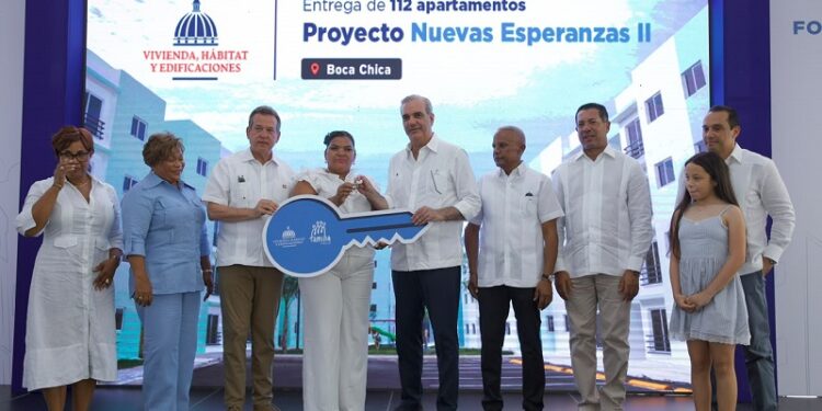 Presidente Abinader entrega 112 apartamentos en Boca Chica