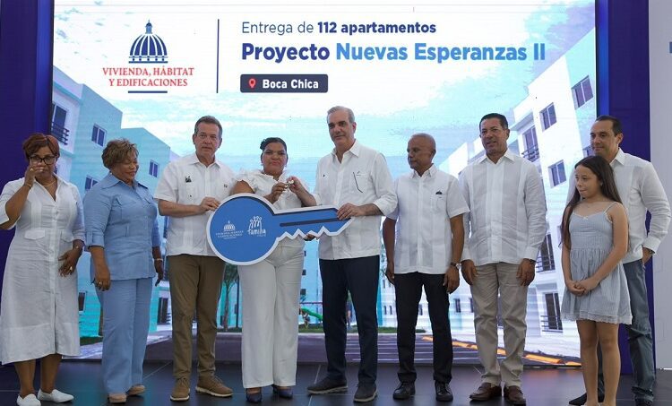 Presidente Abinader entrega 112 apartamentos en Boca Chica