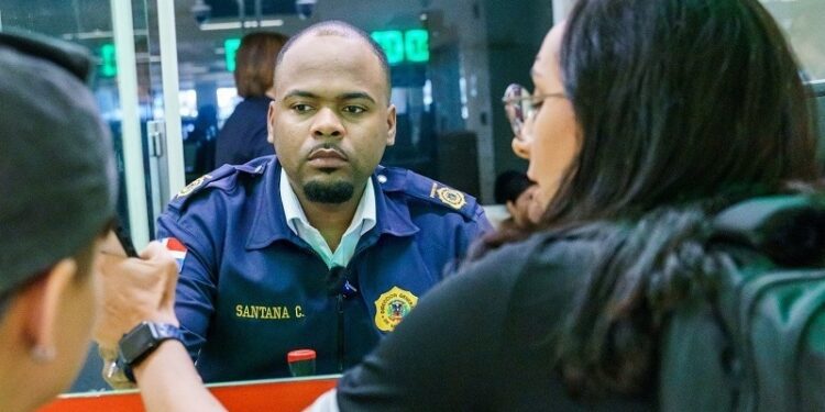 Aduanas moderniza sistema de inspecciones migratorias y trámites administrativos